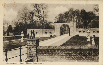 7011 Gezicht op het bastion en de oprijlaan van het kasteel Amerongen te Amerongen uit het zuidoosten.